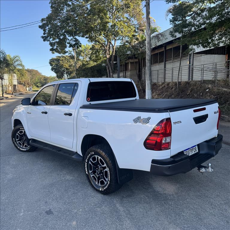 Toyota-HILUX-2.8 D-4D TURBO DIESEL CD POWER PACK 4X4 MANUAL
