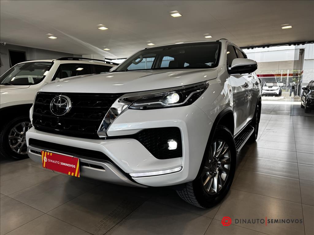 Toyota-HILUX SW4-2.8 D-4D TURBO DIESEL SRX 7L 4X4 AUTOMÁTICO