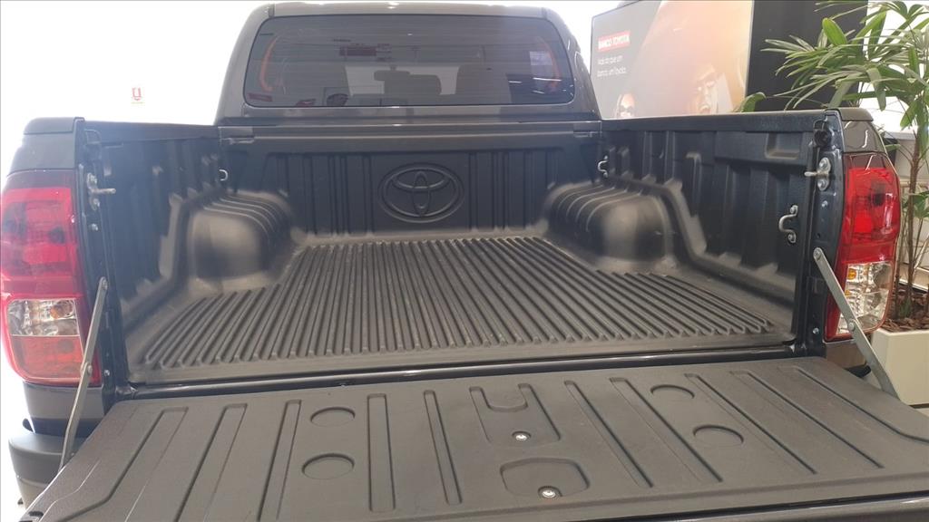 HILUX 2.8 D-4D TURBO DIESEL CD POWER PACK 4X4 MANUAL5