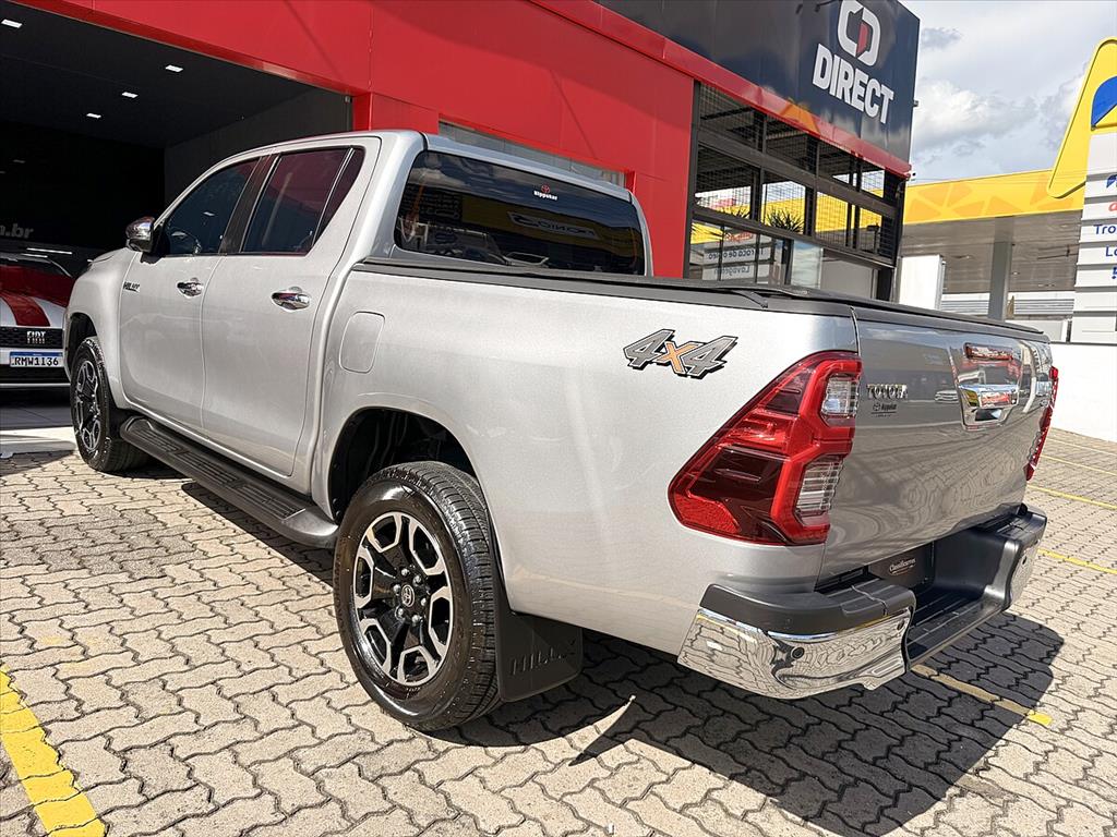 Toyota Hilux - 2.8 D-4D TURBO DIESEL CD SRX 4X4 AUTOMÁTICO