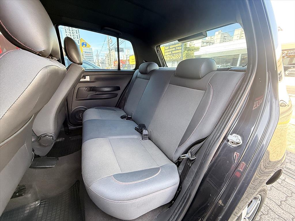 Volkswagen Fox - 1.0 MI BLACKFOX 8V FLEX 4P MANUAL