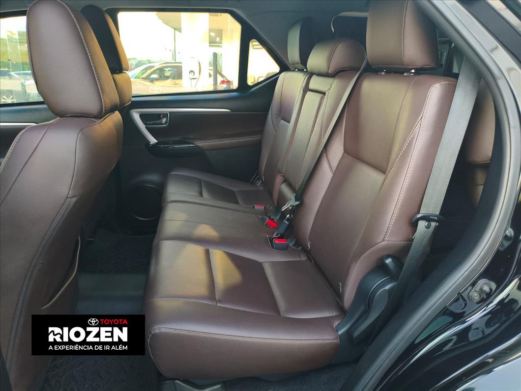 HILUX SW4 2.8 SRX 4X4 7 LUGARES 16V TURBO INTERCOOLER DIESEL 4P AUTOMÁTICO5
