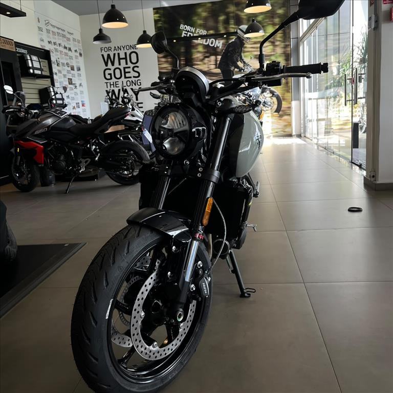 TRIUMPH-TRIDENT-660