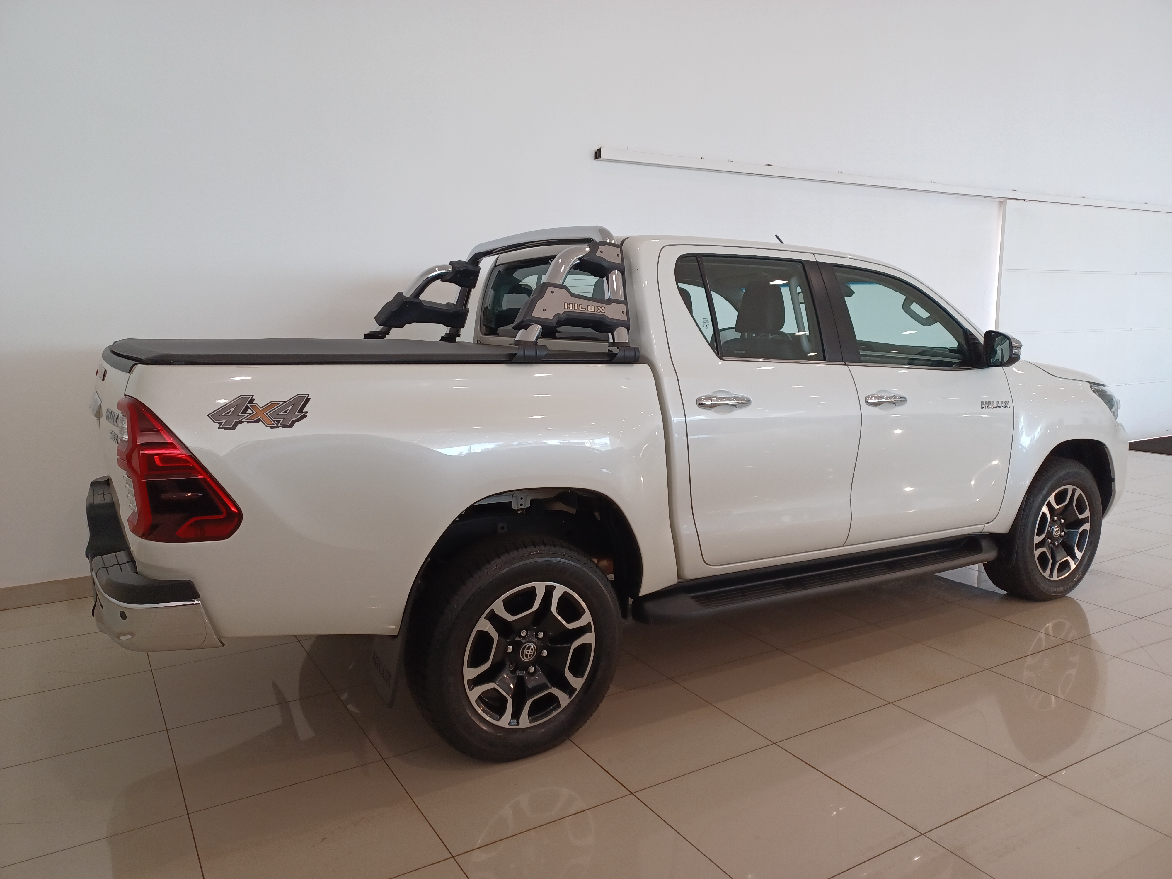 Toyota-HILUX-2.8 D-4D TURBO DIESEL CD SRX 4X4 AUTOMÁTICO