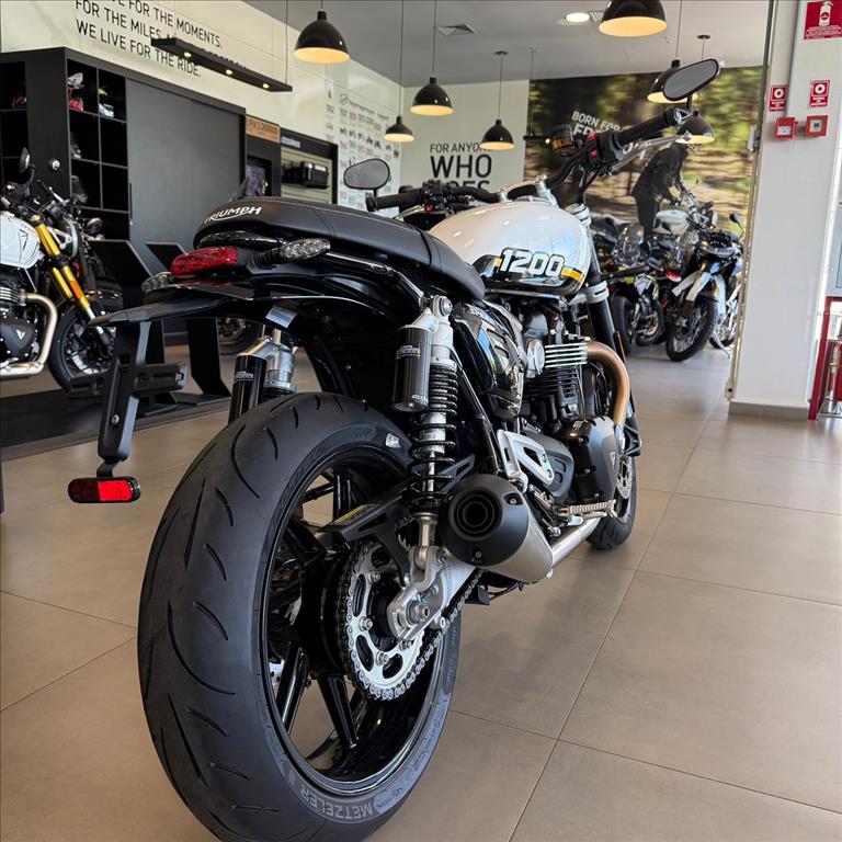 TRIUMPH-SPEED-TWIN