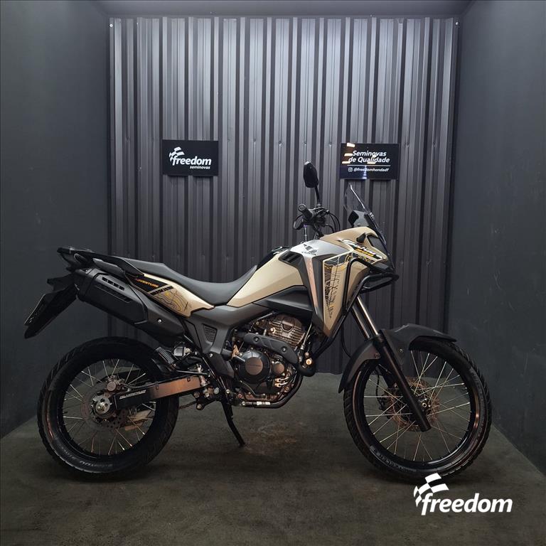 Moto HONDA do modelo SAHARA XRE 300 ADVENTURE 2025/2025