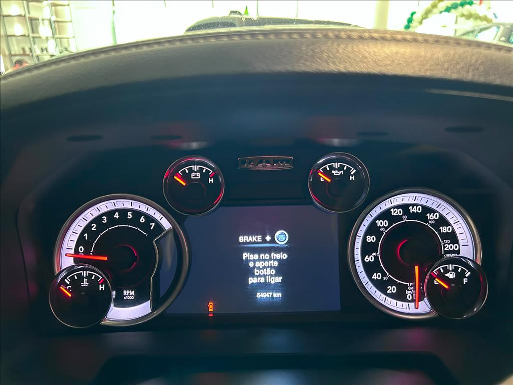CLASSIC 5.7 V8 GASOLINA LARAMIE NIGHT EDITION CD 4X4 AUTOMÁTICO6