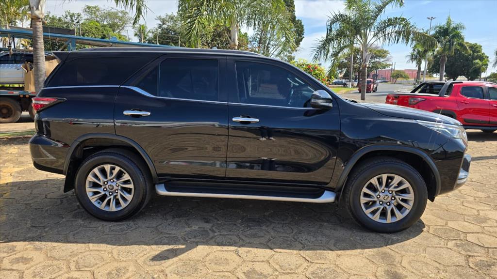 HILUX SW4 2.8 D-4D TURBO DIESEL SRX 7L 4X4 AUTOMÁTICO7