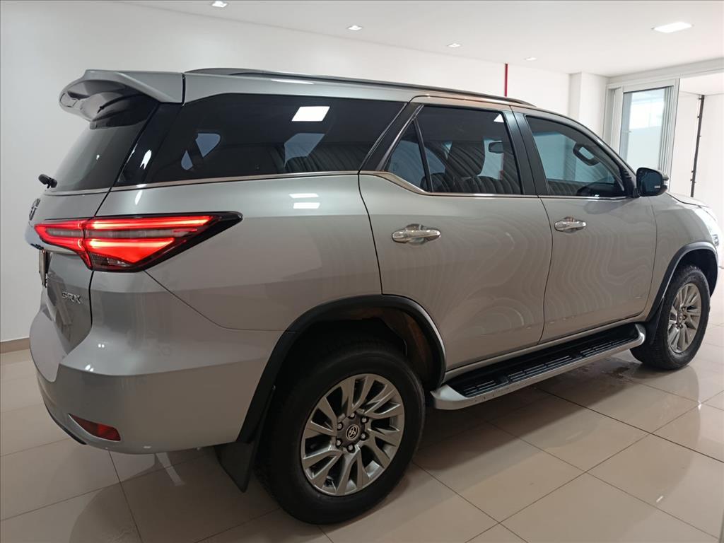 HILUX SW4 2.8 D-4D TURBO DIESEL SRX 7L 4X4 AUTOMÁTICO4