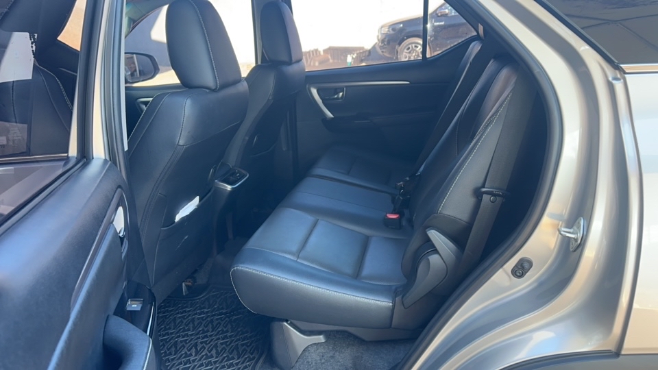 HILUX SW4 2.8 D-4D TURBO DIESEL SRX 7L 4X4 AUTOMÁTICO6