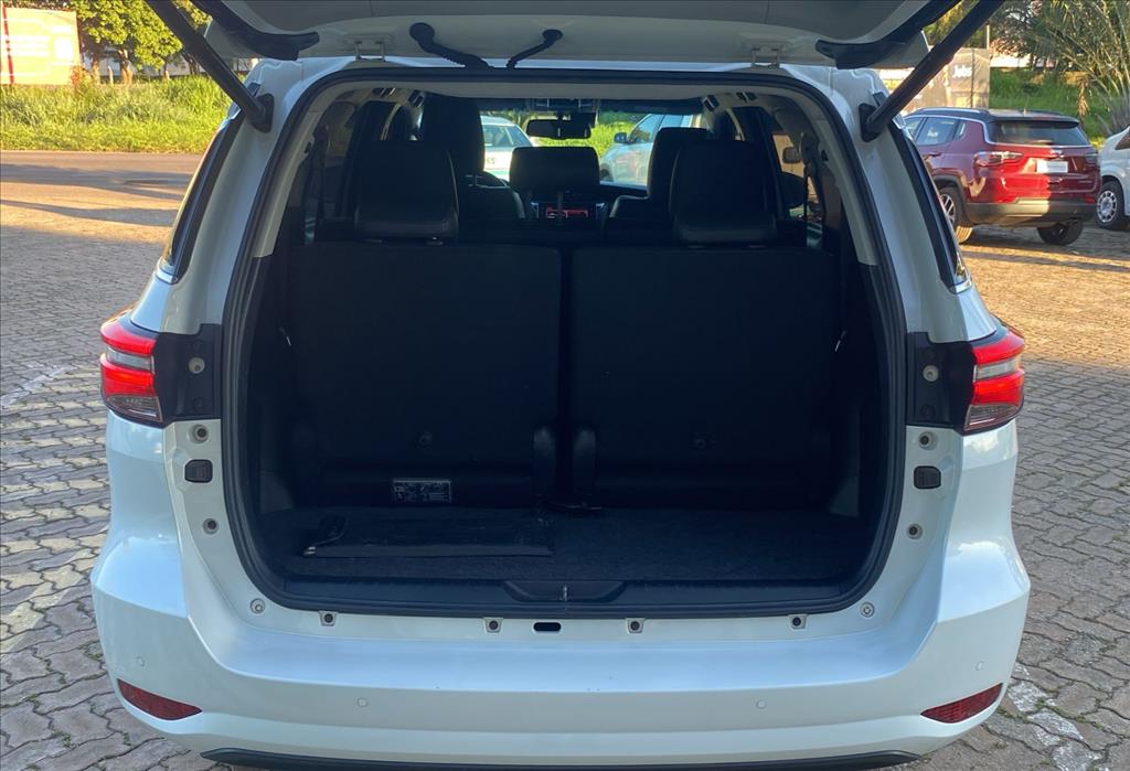 HILUX SW4 2.8 D-4D TURBO DIESEL SRX 7L 4X4 AUTOMÁTICO3