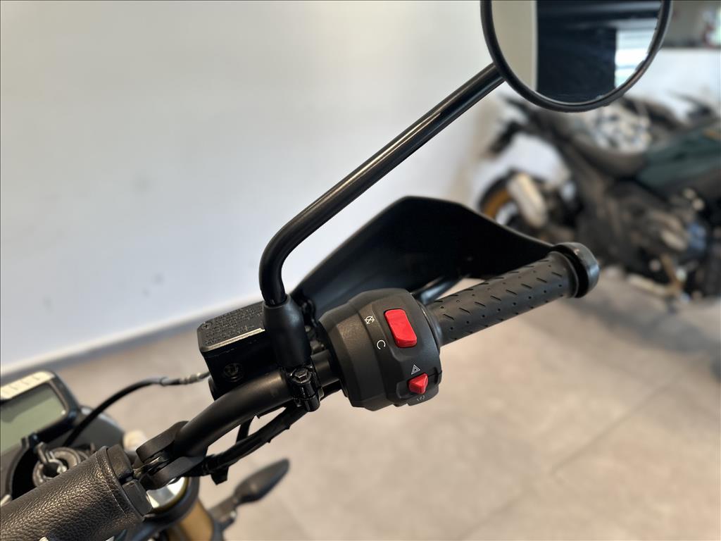 TRIUMPH-SCRAMBLER-400 X