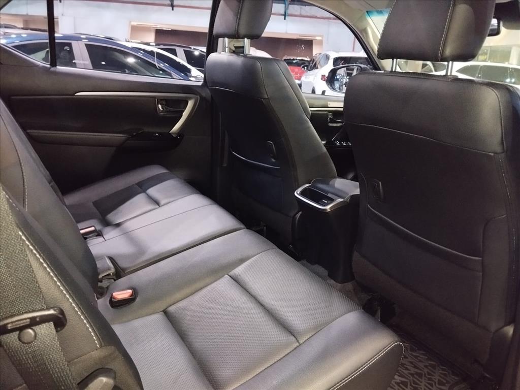 HILUX SW4 2.8 D-4D TURBO DIESEL SRX 7L 4X4 AUTOMÁTICO
