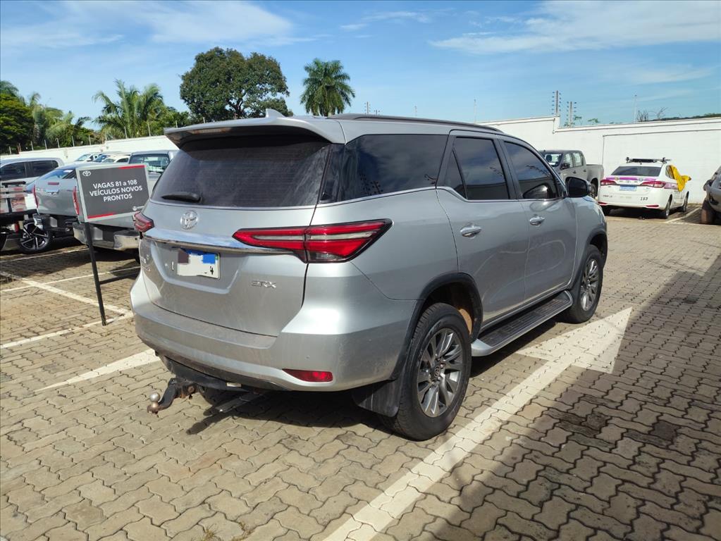 HILUX 2.8 D-4D TURBO DIESEL CD SRX 4X4 AUTOMÁTICO6