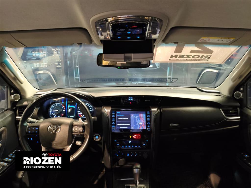 HILUX SW4 2.8 D-4D TURBO DIESEL SRX 7L 4X4 AUTOMÁTICO6