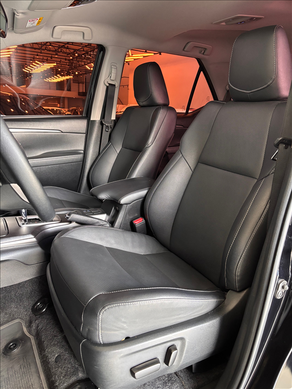 TOYOTA HILUX SW4 2.8 D-4D TURBO DIESEL SRX 7L 4X4 AUTOMÁTICO-8 - Paraná Veículos Campinas - Veículos novos e seminovos com qualidade e procedência - 0