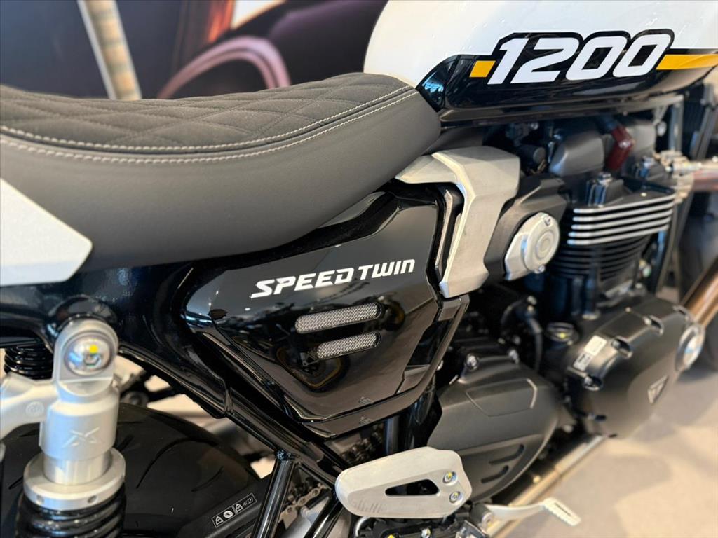 TRIUMPH-SPEED-TWIN