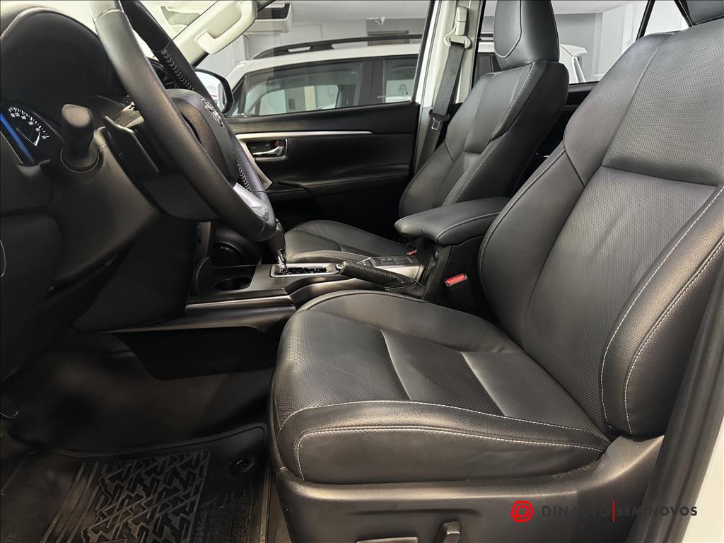 Toyota-HILUX SW4-2.8 D-4D TURBO DIESEL SRX 7L 4X4 AUTOMÁTICO