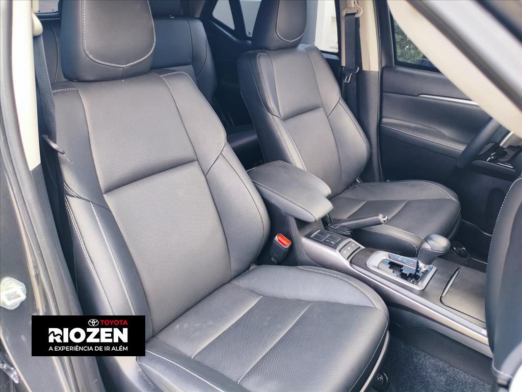 HILUX SW4 2.8 D-4D TURBO DIESEL SRX PLATINUM 7L 4X4 AUTOMÁTICO7