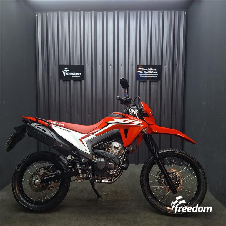 Moto HONDA do modelo XR 300L TORNADO 2024/2025
