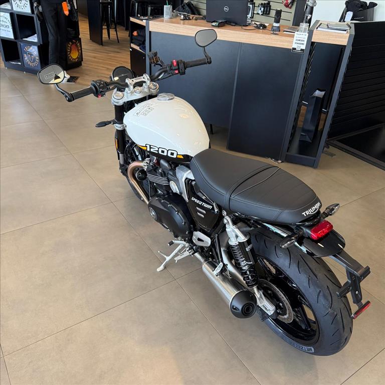 TRIUMPH-SPEED-TWIN