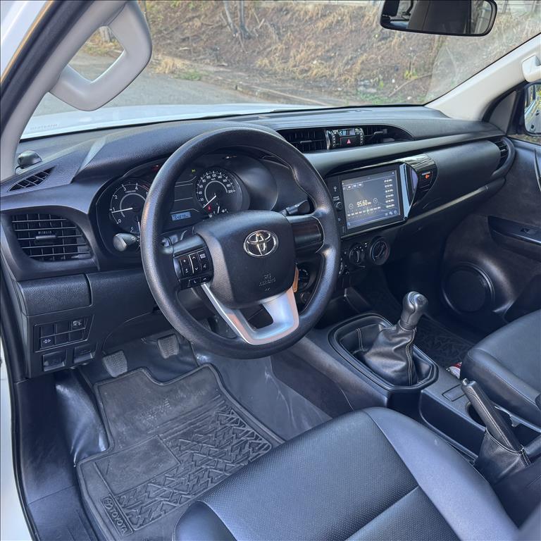 Toyota-HILUX-2.8 D-4D TURBO DIESEL CD POWER PACK 4X4 MANUAL