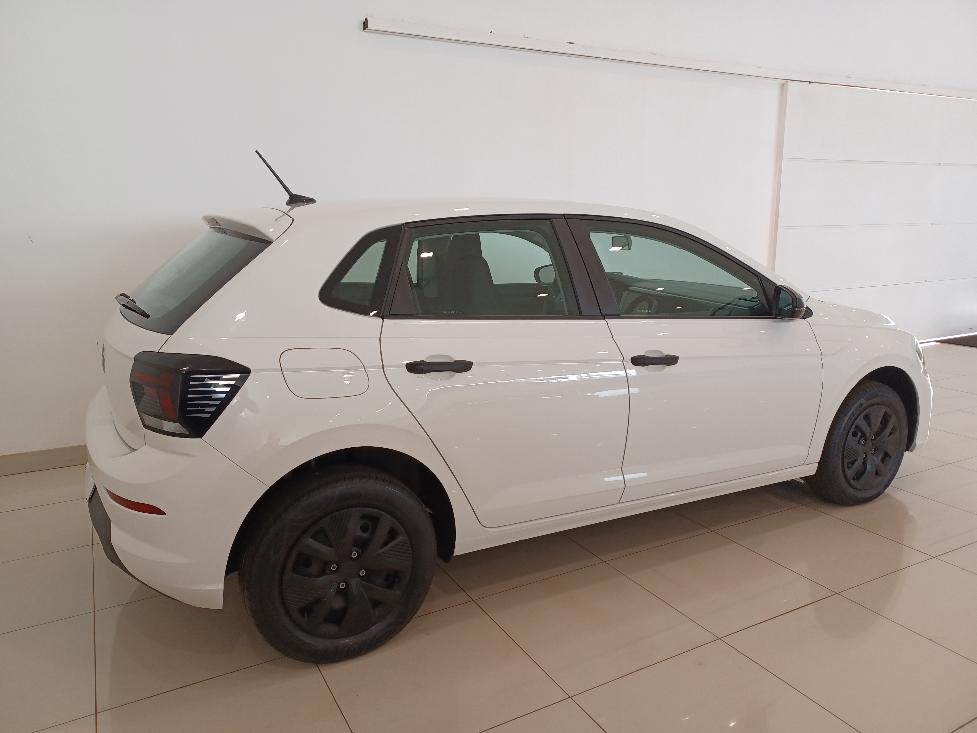 VW - Volkswagen-POLO-1.0 MPI TRACK MANUAL