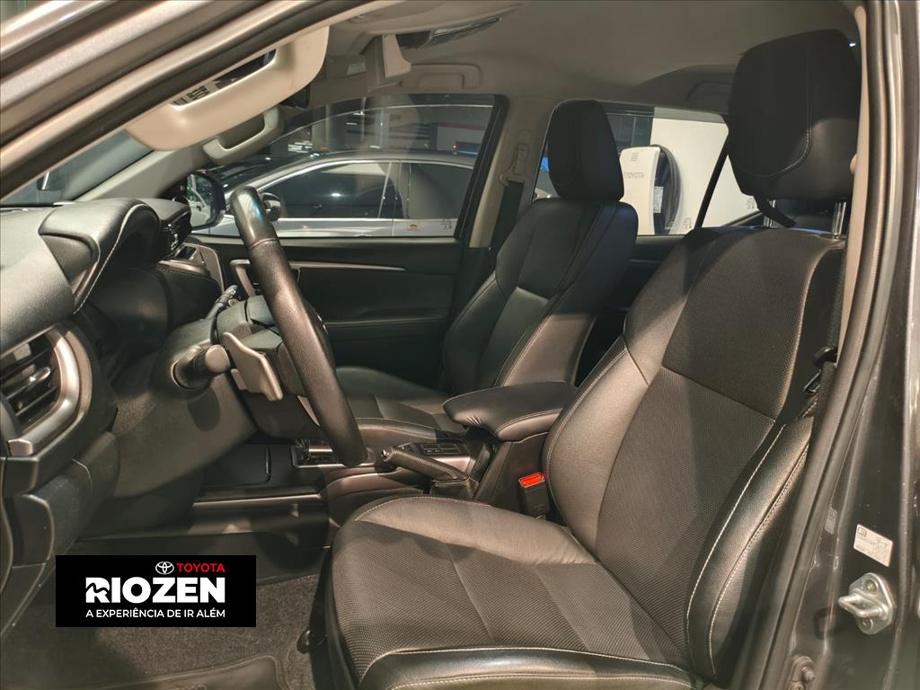 HILUX SW4 2.8 D-4D TURBO DIESEL SRX 7L 4X4 AUTOMÁTICO7