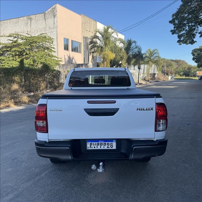 Toyota-HILUX-2.8 D-4D TURBO DIESEL CD POWER PACK 4X4 MANUAL