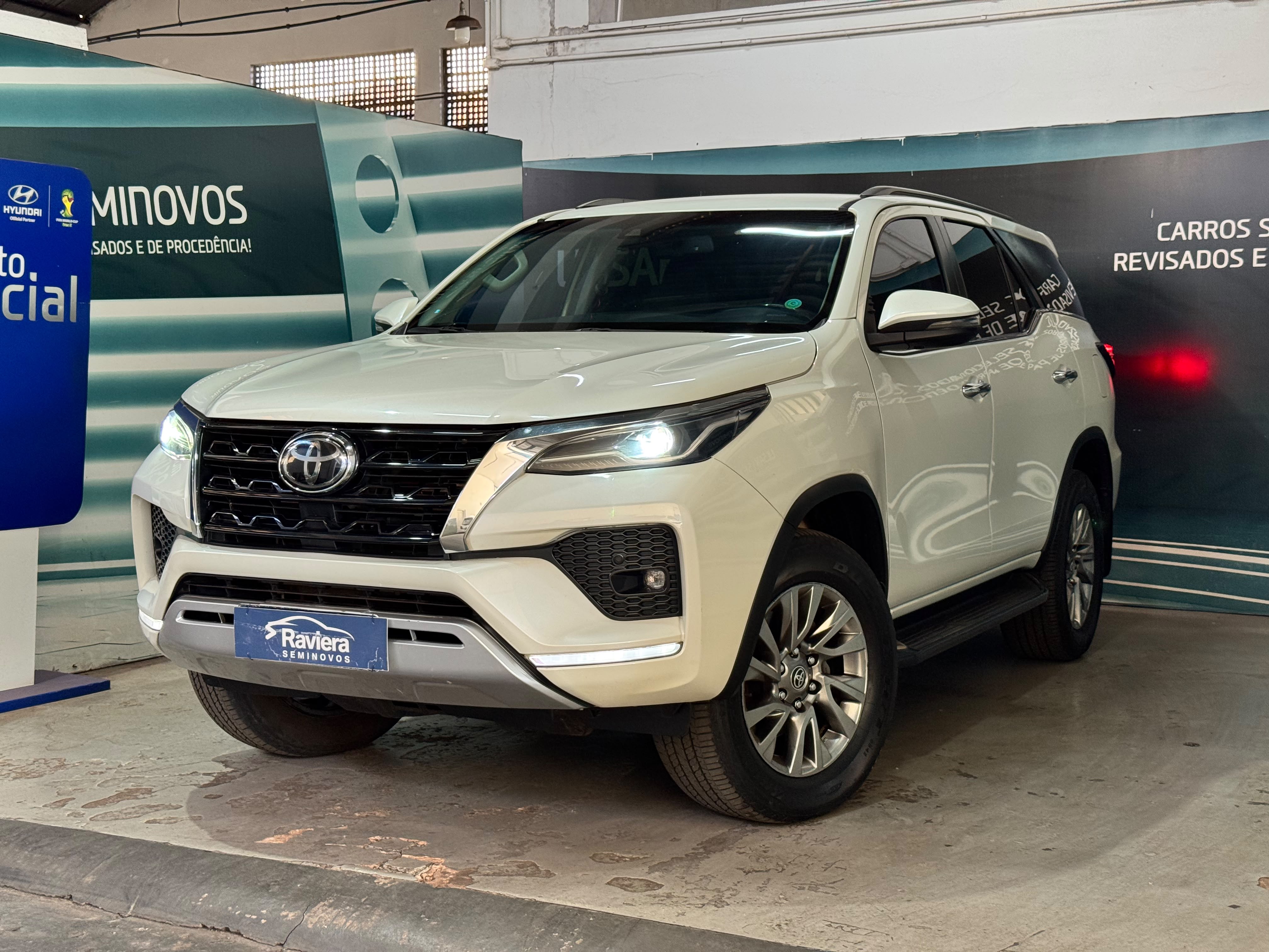 Toyota-HILUX SW4-2.8 D-4D TURBO DIESEL SRX 7L 4X4 AUTOMÁTICO
