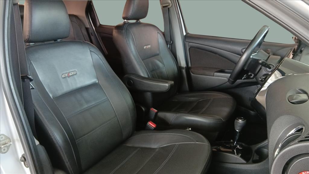 ETIOS 1.5 PLATINUM SEDAN 16V FLEX 4P AUTOMÁTICO10
