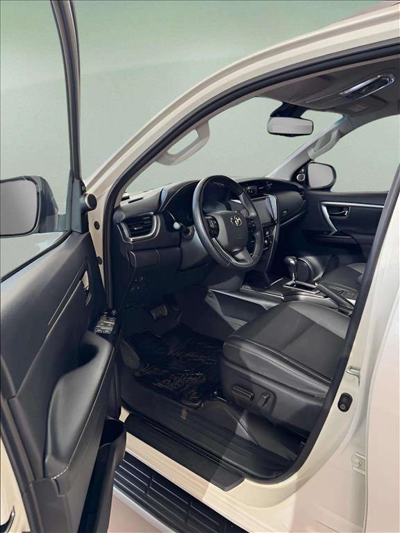 HILUX SW4 2.8 D-4D TURBO DIESEL SRX 7L 4X4 AUTOMÁTICO11