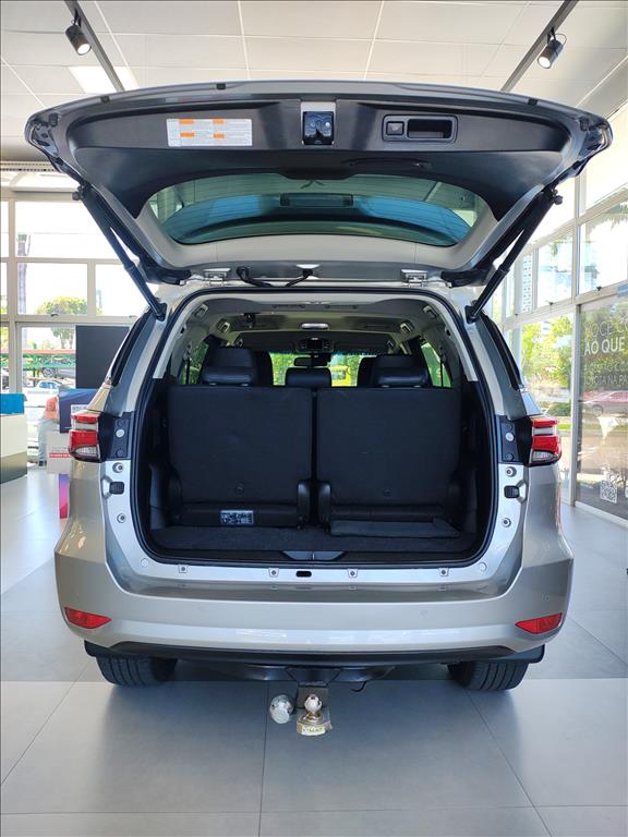 HILUX 2.8 D-4D TURBO DIESEL CD SRX 4X4 AUTOMÁTICO4