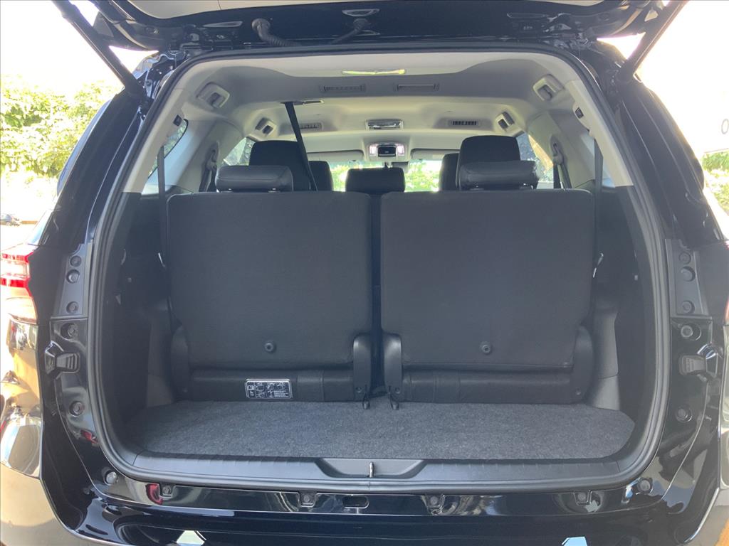 Toyota-HILUX SW4-2.8 D-4D TURBO DIESEL SRX PLATINUM 7L 4X4 AUTOMÁTICO