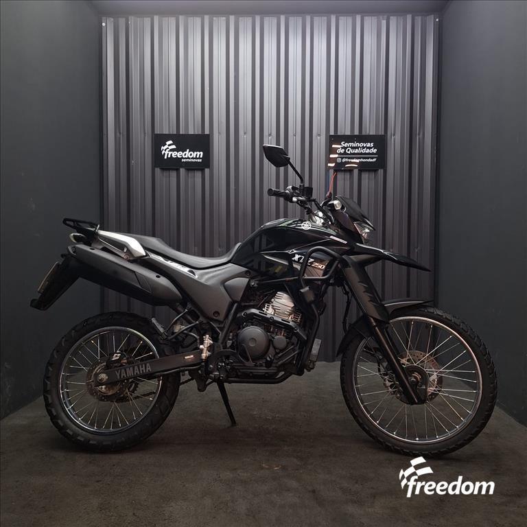 Moto YAMAHA do modelo XTZ 250 LANDER 2021/2022