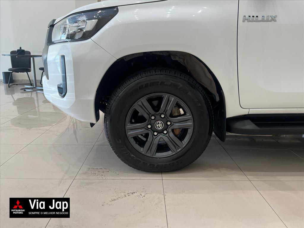Toyota-HILUX-2.8 D-4D TURBO DIESEL CD SR 4X4 AUTOMÁTICO