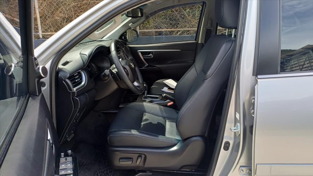 HILUX SW4 2.8 D-4D TURBO DIESEL SRX 7L 4X4 AUTOMÁTICO6