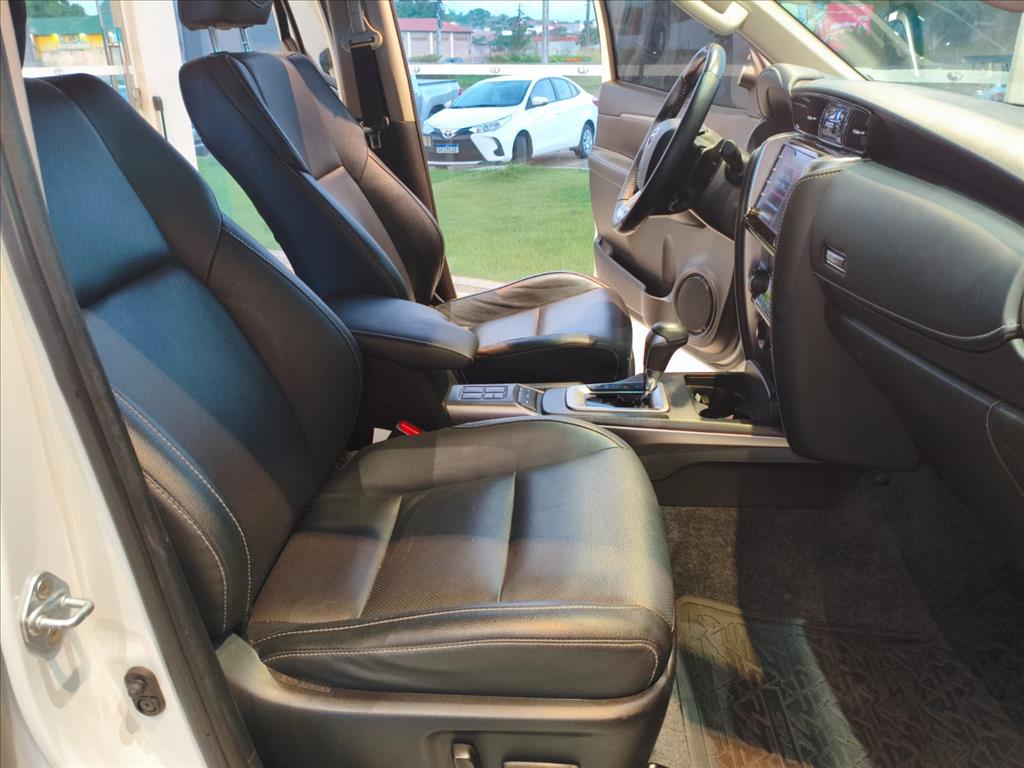 HILUX SW4 2.8 D-4D TURBO DIESEL SRX 7L 4X4 AUTOMÁTICO11