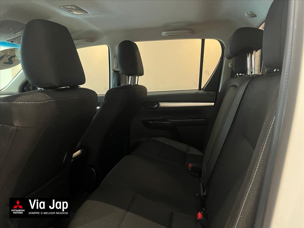 Toyota-HILUX-2.8 D-4D TURBO DIESEL CD SR 4X4 AUTOMÁTICO