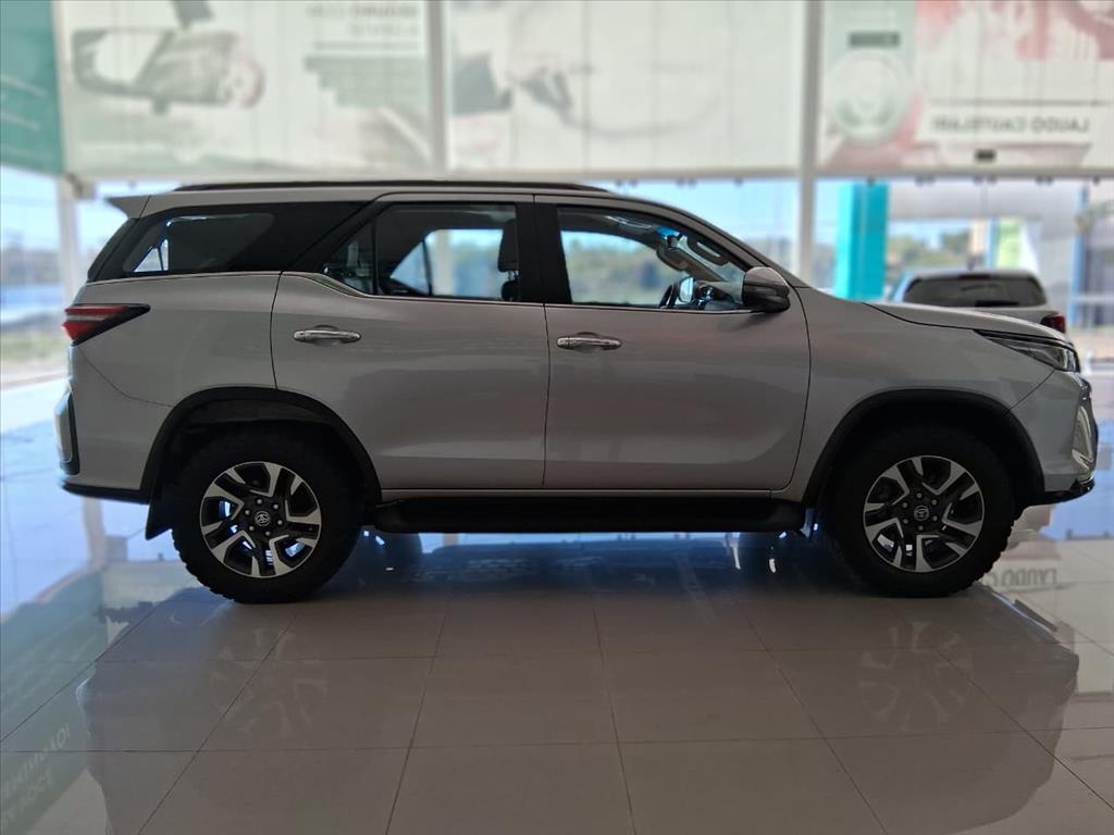 HILUX 2.8 D-4D TURBO DIESEL CD SRX 4X4 AUTOMÁTICO4