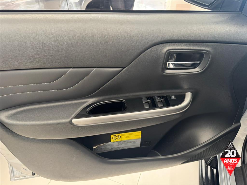 Mitsubishi-L200 TRITON-2.4 16V TURBO DIESEL SPORT HPE-S CD 4P 4X4 AUTOMÁTICO