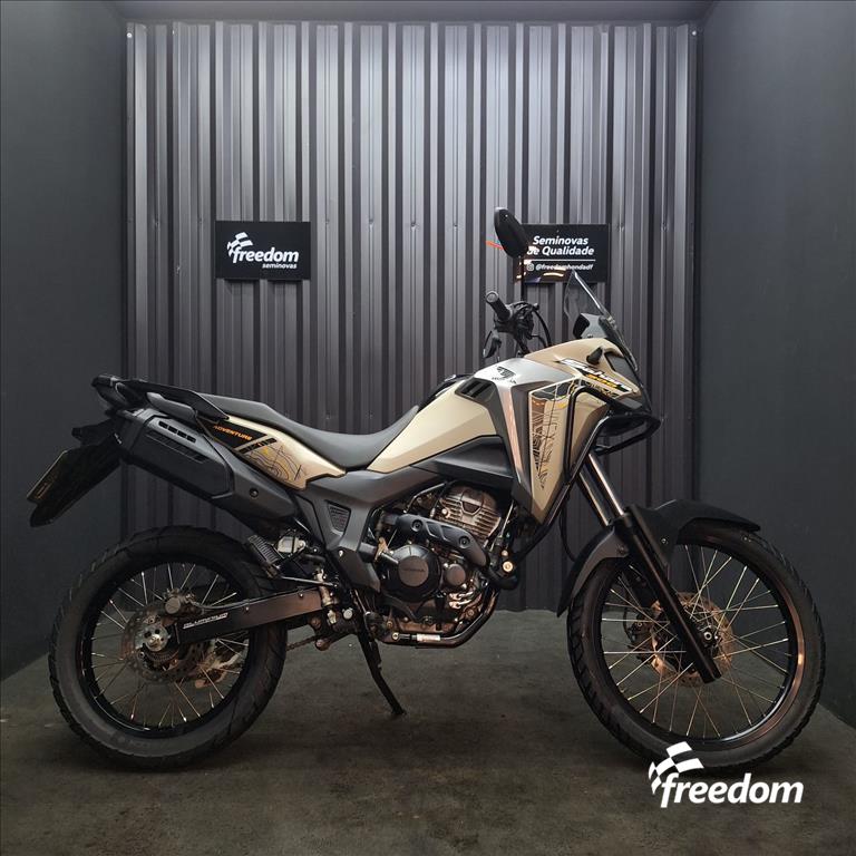 Moto HONDA do modelo SAHARA XRE 300 ADVENTURE 2024/2024