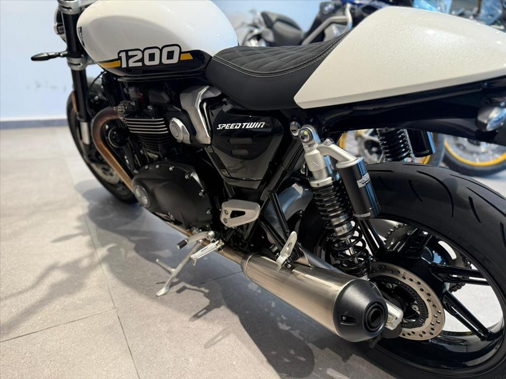 TRIUMPH-SPEED-TWIN