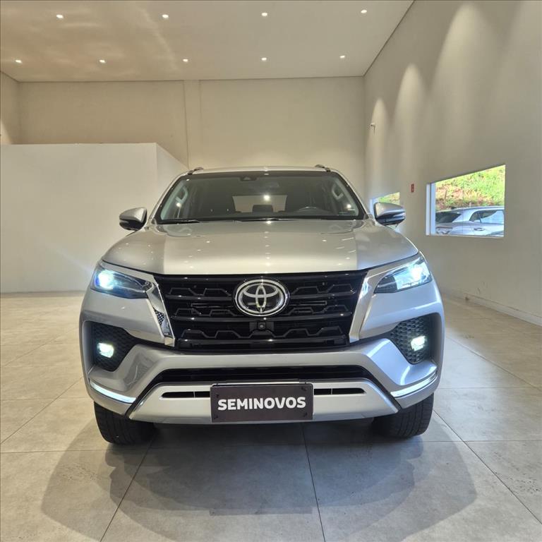 HILUX 2.8 D-4D TURBO DIESEL CD SRX PLUS 4X4 AUTOMÁTICO1