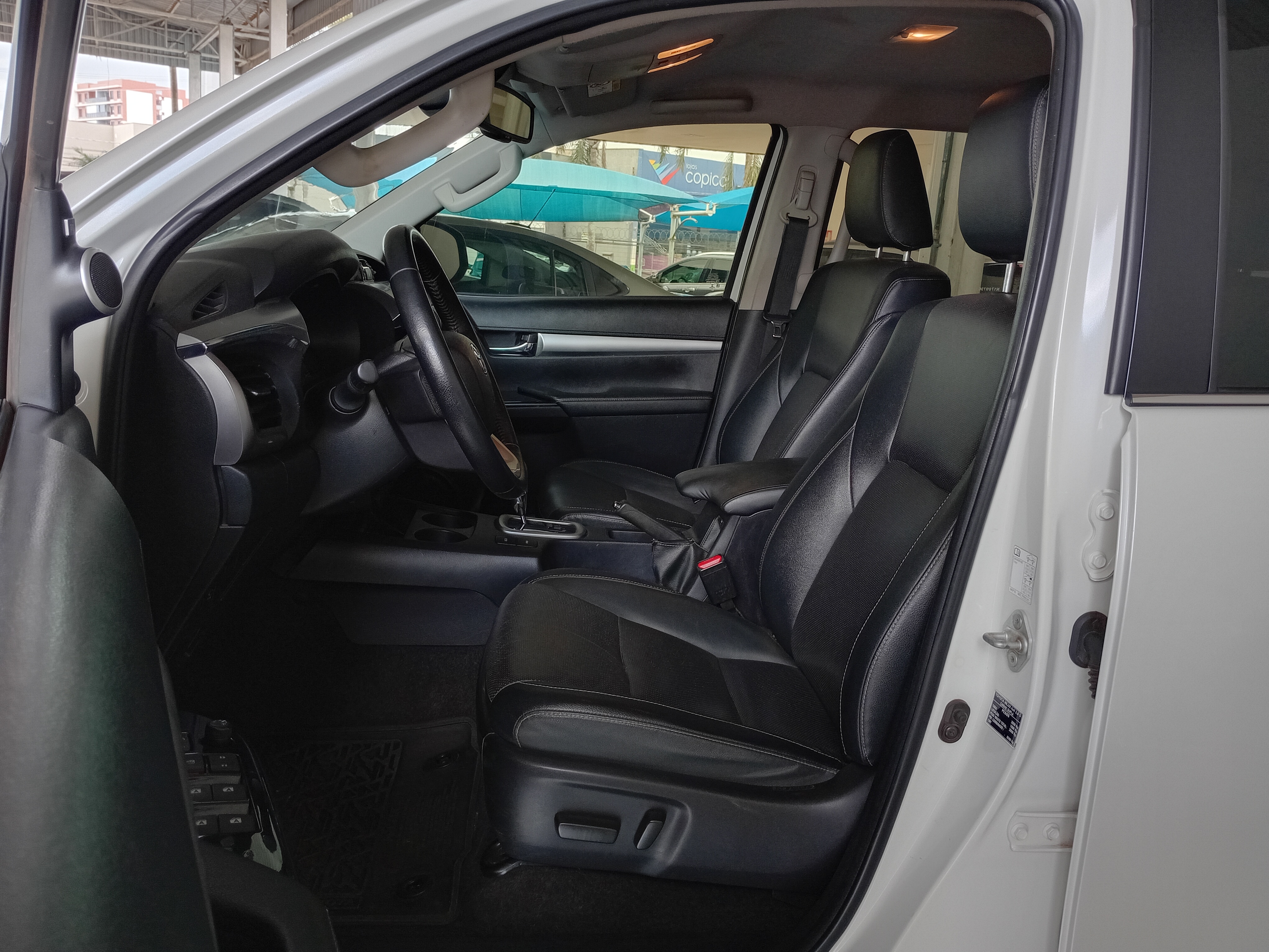 Toyota-HILUX-2.8 D-4D TURBO DIESEL CD SRX 4X4 AUTOMÁTICO