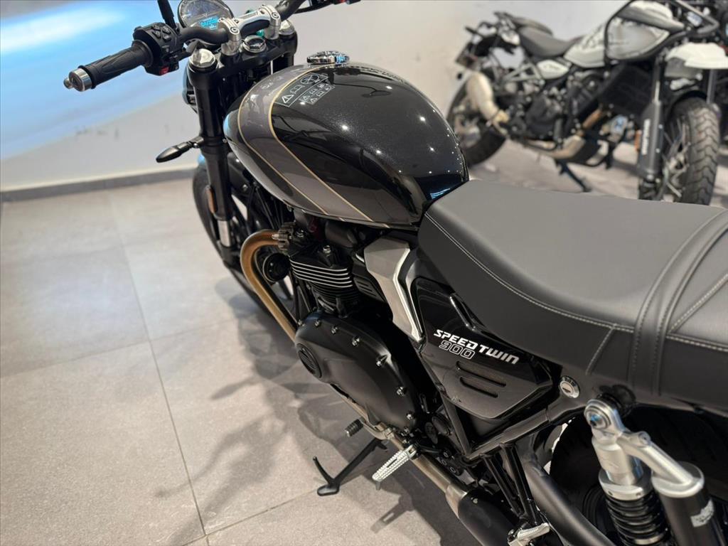 TRIUMPH-SPEED-TWIN 900