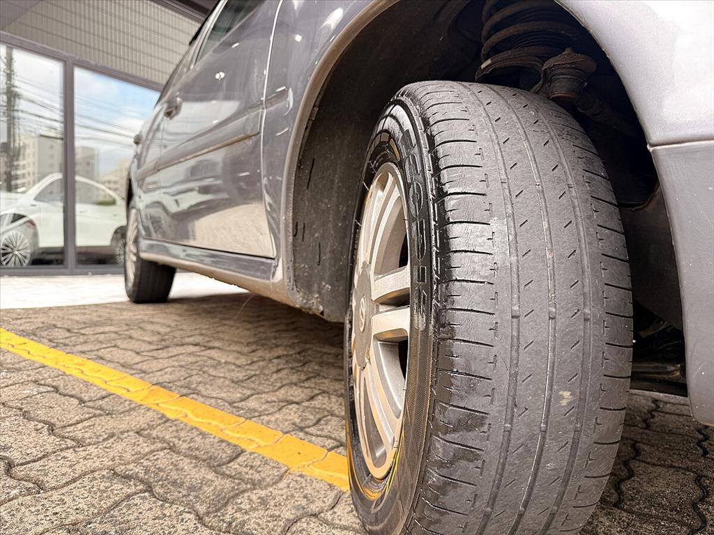 Volkswagen Gol - 1.0 MI 8V FLEX 4P MANUAL G.IV