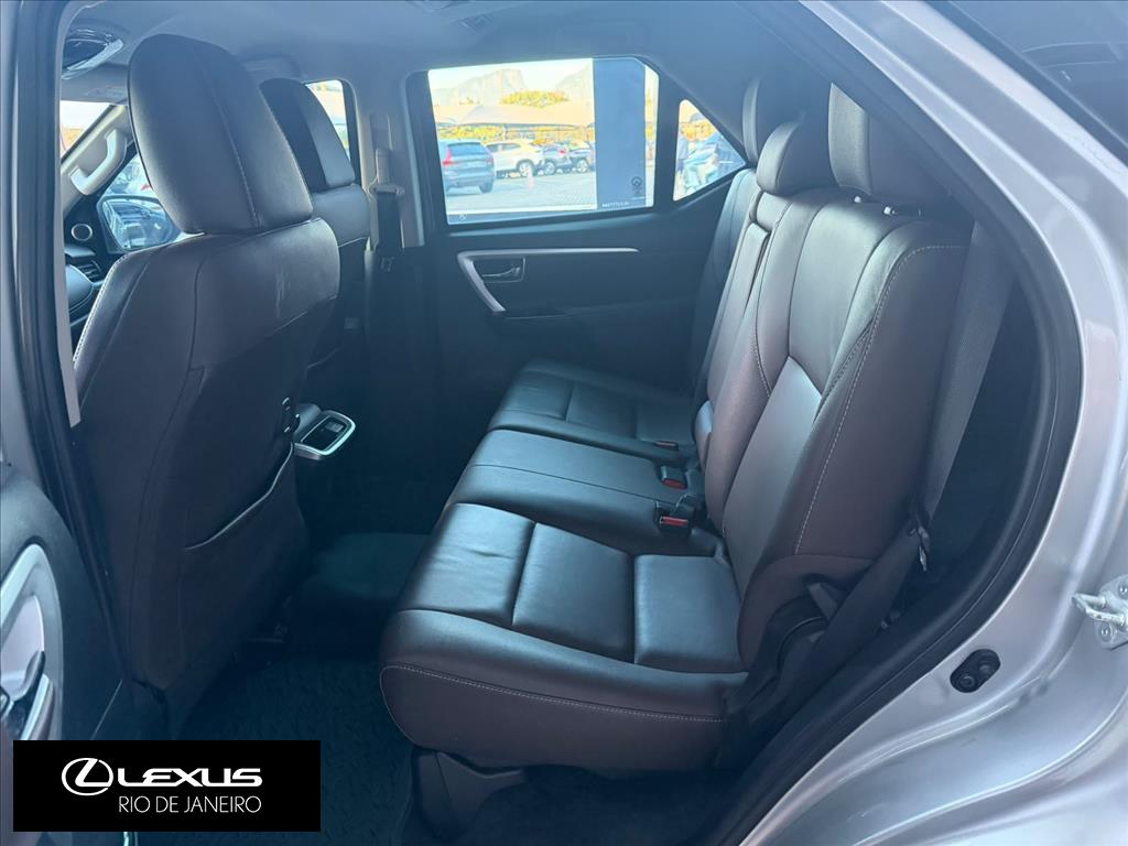 HILUX SW4 2.8 SRX 4X4 7 LUGARES 16V TURBO INTERCOOLER DIESEL 4P AUTOMÁTICO5
