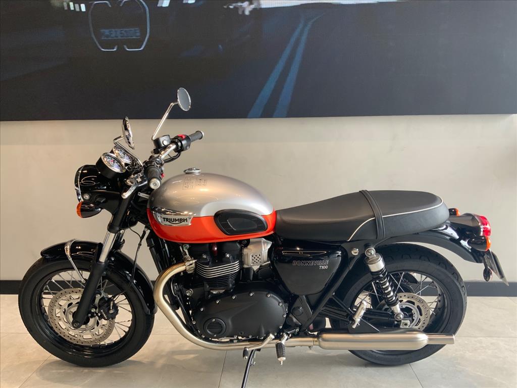 TRIUMPH-BONNEVILLE-T100 900