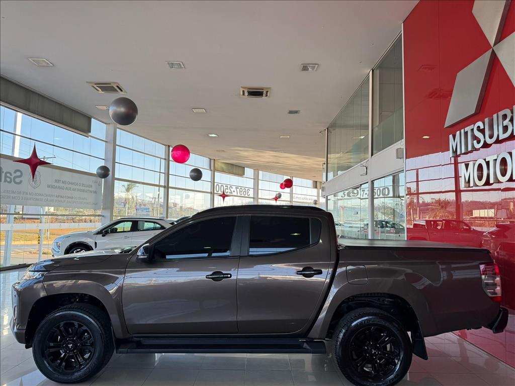 Mitsubishi-L200 TRITON-2.4 16V TURBO DIESEL SPORT HPE-S CD 4P 4X4 AUTOMÁTICO